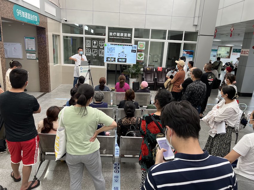 王先良向患者開(kāi)展放療健康宣教。受訪者供圖