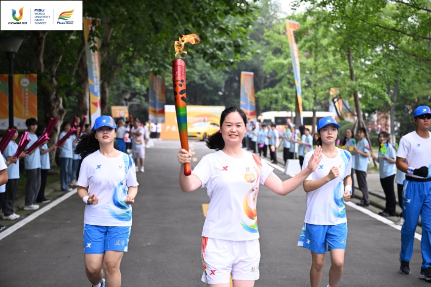 大運會火炬?zhèn)鬟f成都站。大運會組委會供圖
