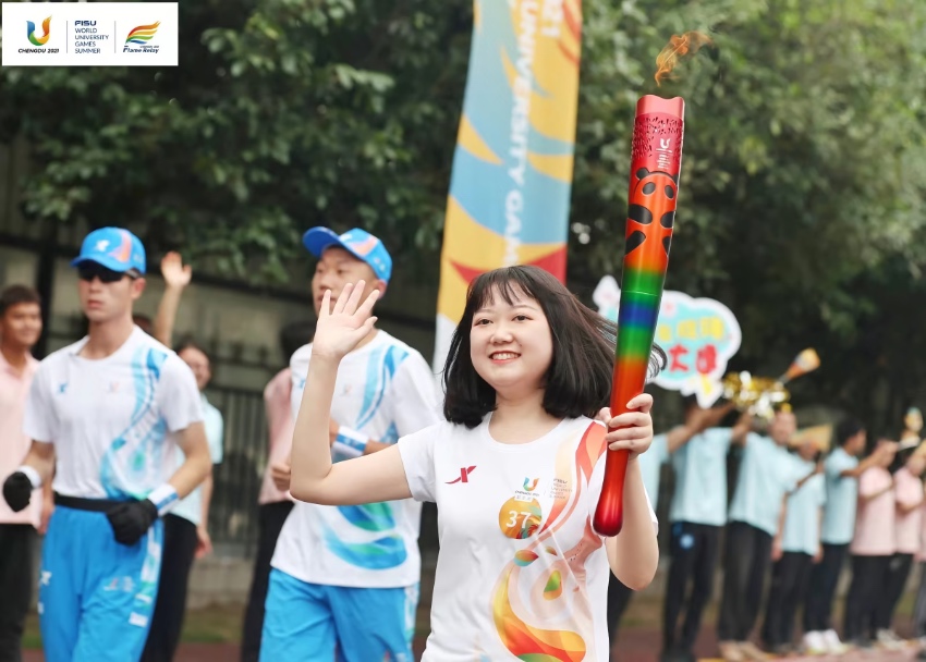 大運會火炬?zhèn)鬟f成都站。大運會組委會供圖