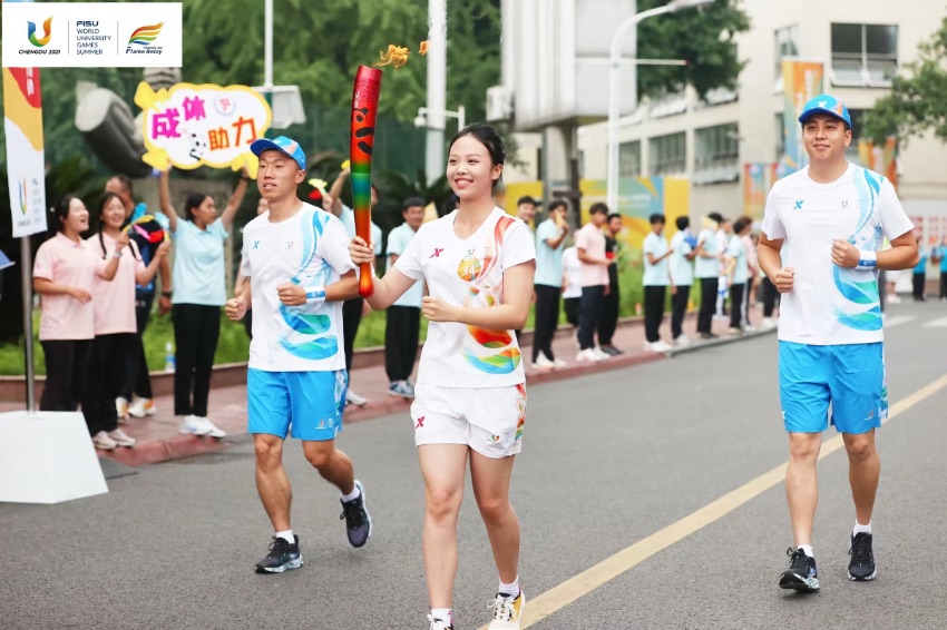 大運會火炬?zhèn)鬟f成都站。大運會組委會供圖