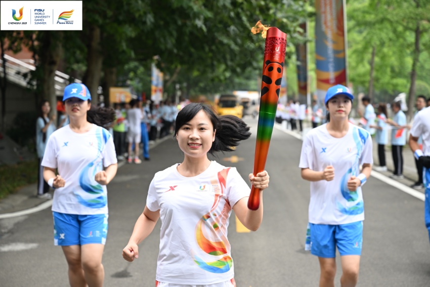 大運會火炬?zhèn)鬟f成都站。大運會組委會供圖