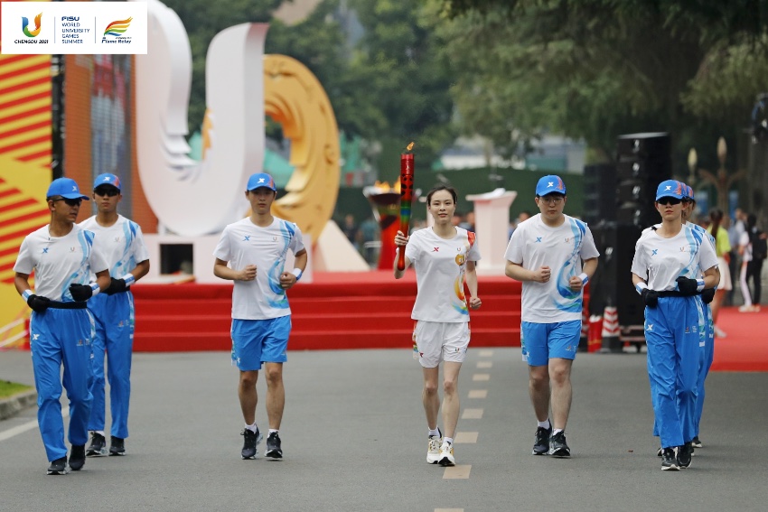 火炬手吳敏霞在火炬?zhèn)鬟f中。大運(yùn)會(huì)組委會(huì)供圖