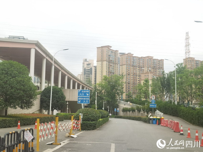院內(nèi)停車場(chǎng)車行入口指引明確清晰。人民網(wǎng)記者 郭瑩攝