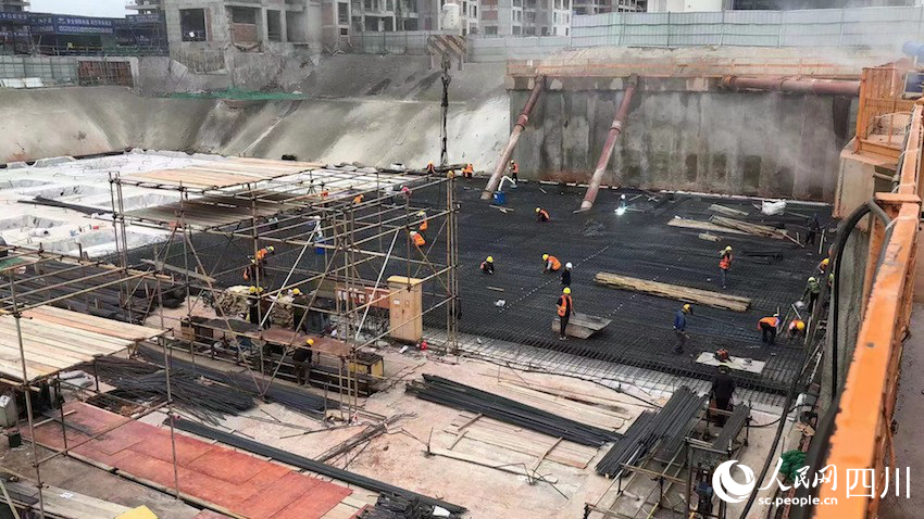 正在建設(shè)中的紫檀街地下停車場(chǎng)，建成后將提供230個(gè)停車位。人民網(wǎng)記者 郭瑩攝