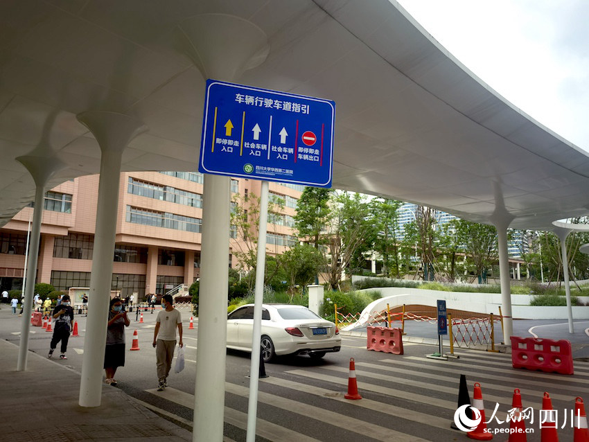 由紫檀街進(jìn)入院內(nèi)停車場(chǎng)車行入口處的車輛行駛車道指引。人民網(wǎng)記者 郭瑩攝