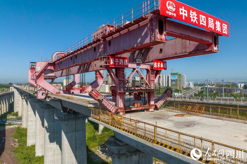 隨著箱梁架設工作完畢，渝昆高鐵川渝段建設進入鋪軌施工階段，全線建設提速。劉忠俊攝