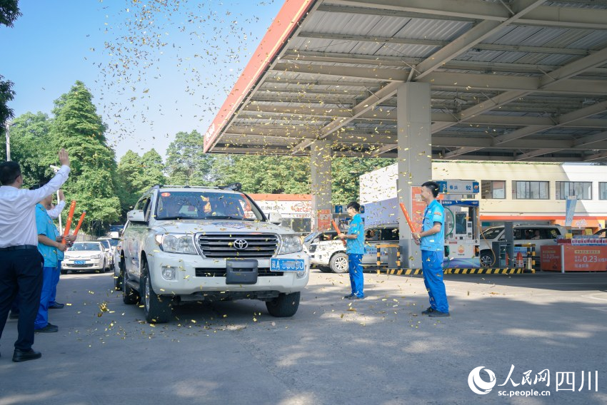 發(fā)車儀式現(xiàn)場。金婷婷攝