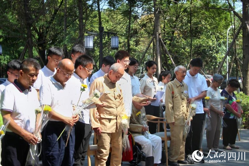 圖為祭奠活動現(xiàn)場。何香怡攝