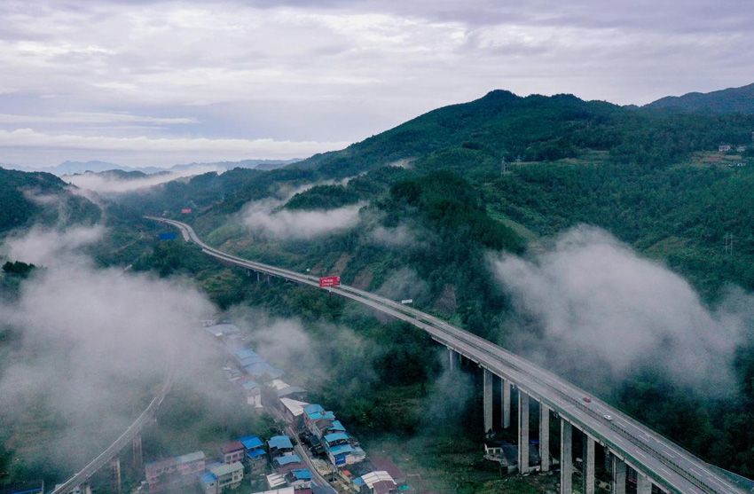 萬(wàn)源新建旅游大通道——萬(wàn)八快速與萬(wàn)源至白沙鐵路齊頭并進(jìn)。張?zhí)烀鲾z