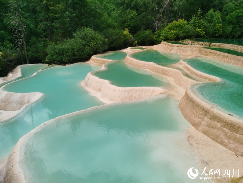 美麗的神仙池。人民網(wǎng) 劉海天攝