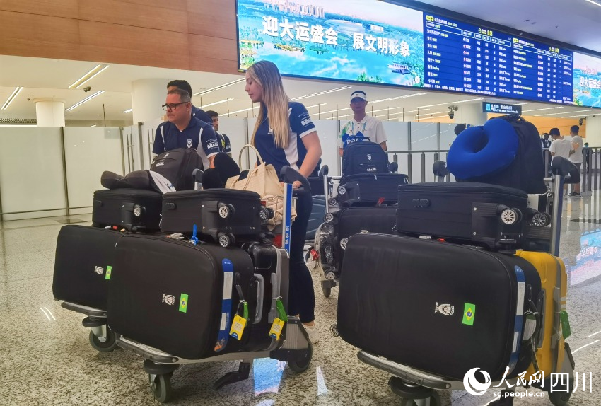 取完行李的巴西代表團(tuán)成員。人民網(wǎng)記者 王洪江攝