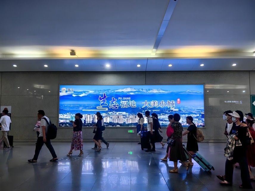 成都南站、雅安站等站點投放城市形象宣傳廣告。蒲江縣委宣傳部供圖