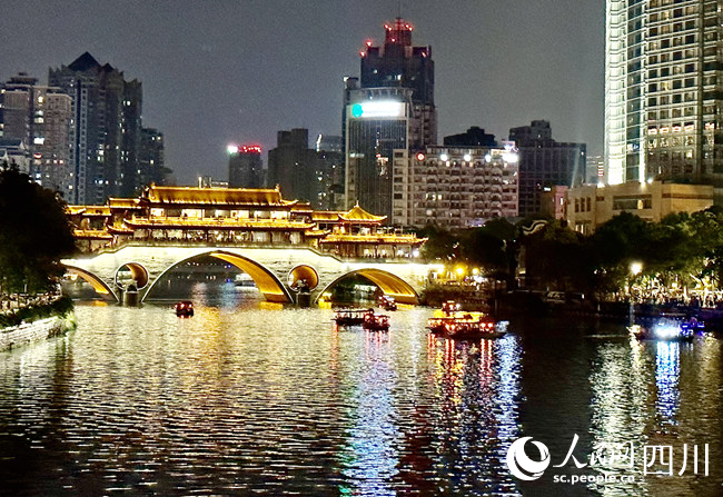 今年端午期間，夜游錦江的游客絡(luò)繹不絕。 人民網(wǎng)記者 王波攝