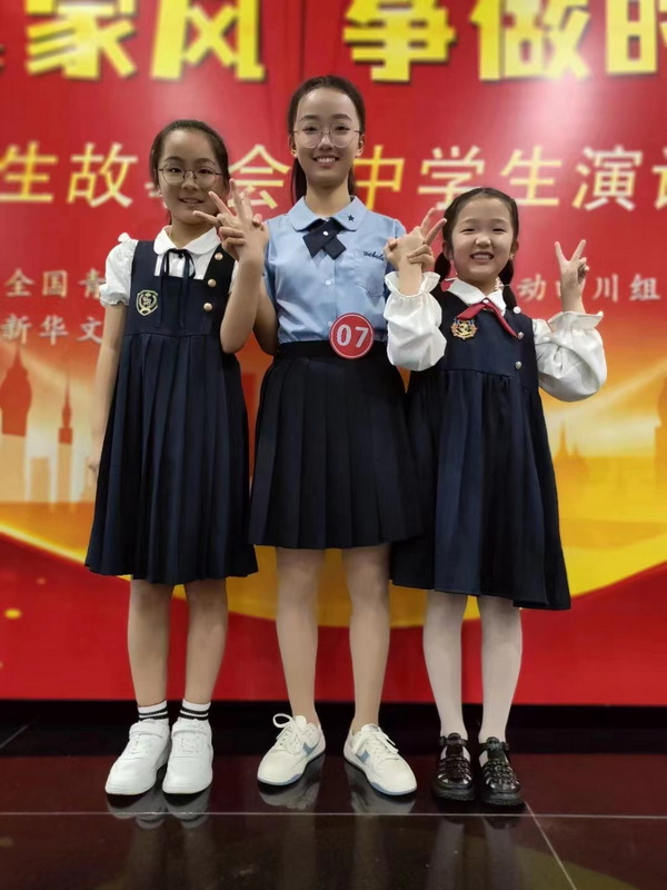 梁可芯（右一）、黃念嬌（中）與龔詩越三人合影留念。徐婭供圖