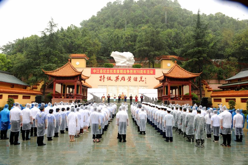 詩(shī)歌朗誦《和平的天空》。肖開(kāi)豐攝