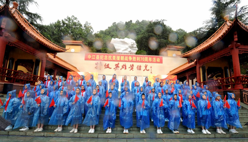 少先隊(duì)員獻(xiàn)詞《強(qiáng)國(guó)有我，請(qǐng)黨放心》。肖開(kāi)豐攝