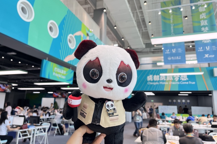 “蓉寶”形象的文創(chuàng)玩偶。人民網(wǎng)記者 朱虹攝