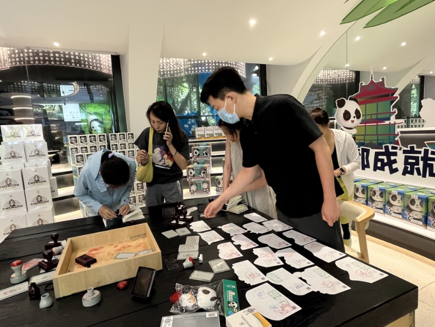 在特許商品零售店挑選“蓉寶”的顧客。人民網(wǎng)記者 朱虹攝