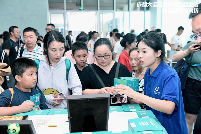 人氣爆棚的成都大運會特許商品超級店。成都大運會執(zhí)委會供圖