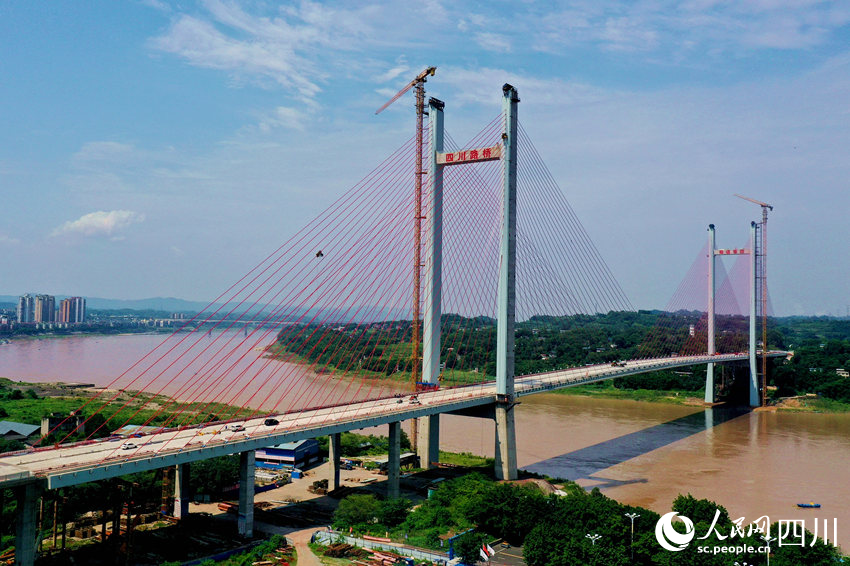 瀘州市納溪長江大橋施工現(xiàn)場。廖勝春攝