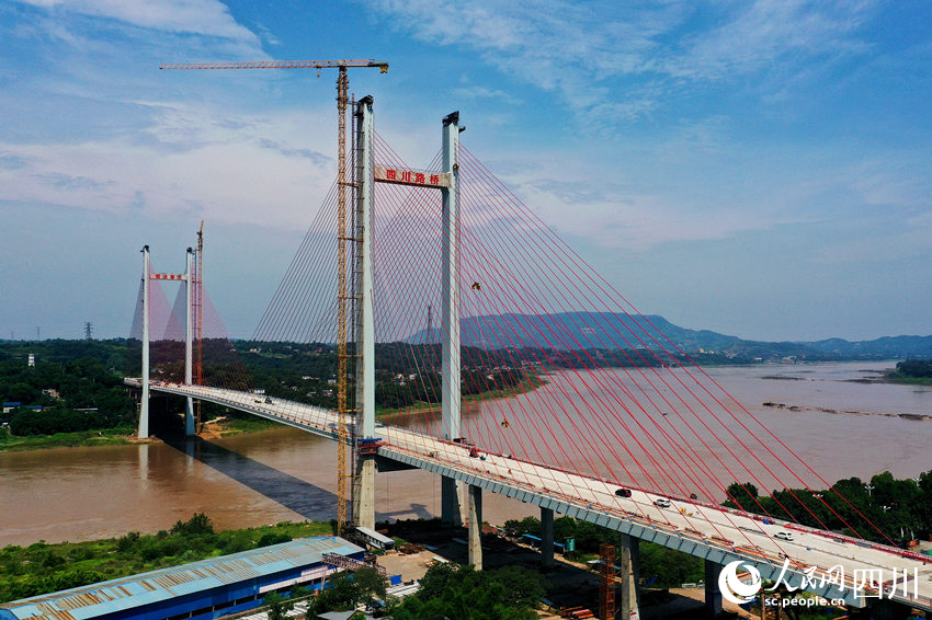 瀘州市納溪長江大橋施工現(xiàn)場。廖勝春攝