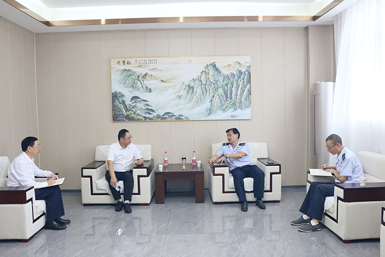 稅務(wù)干部到企業(yè)與負(fù)責(zé)人交流，了解企業(yè)的經(jīng)營情況。涼山州稅務(wù)局供圖