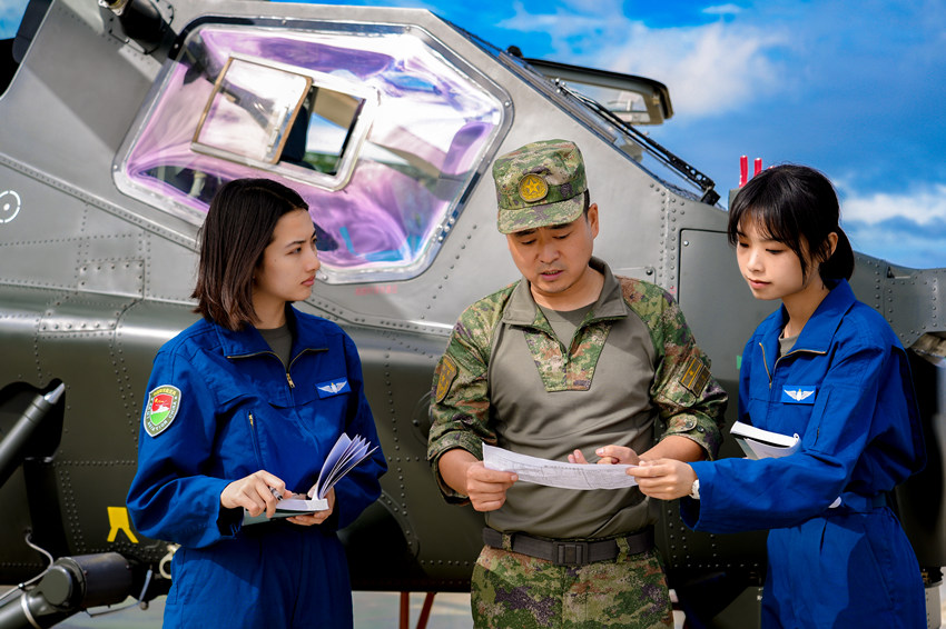 學習專業(yè)知識。陸軍第77集團軍某旅供圖
