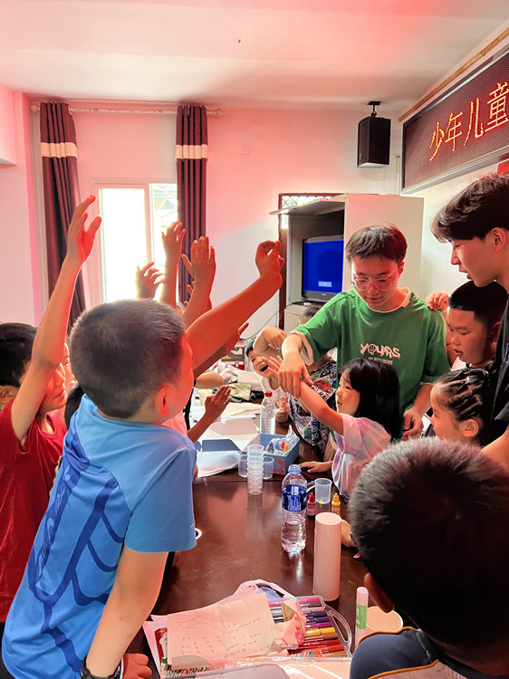 和孩子們一起做實(shí)驗(yàn)。廣漢市融媒體中心供圖