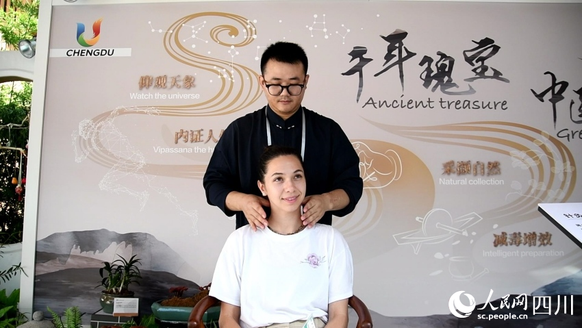 外國(guó)友人正在體驗(yàn)推拿。人民網(wǎng)記者 王洪江攝