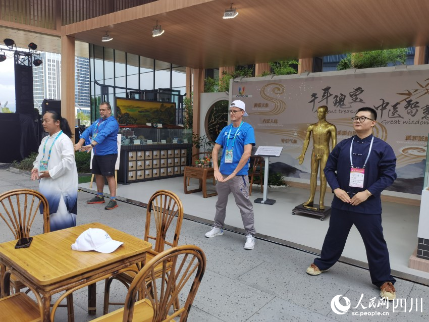 正在展示區(qū)體驗(yàn)中醫(yī)文化的外國(guó)朋友。趙曉紅攝