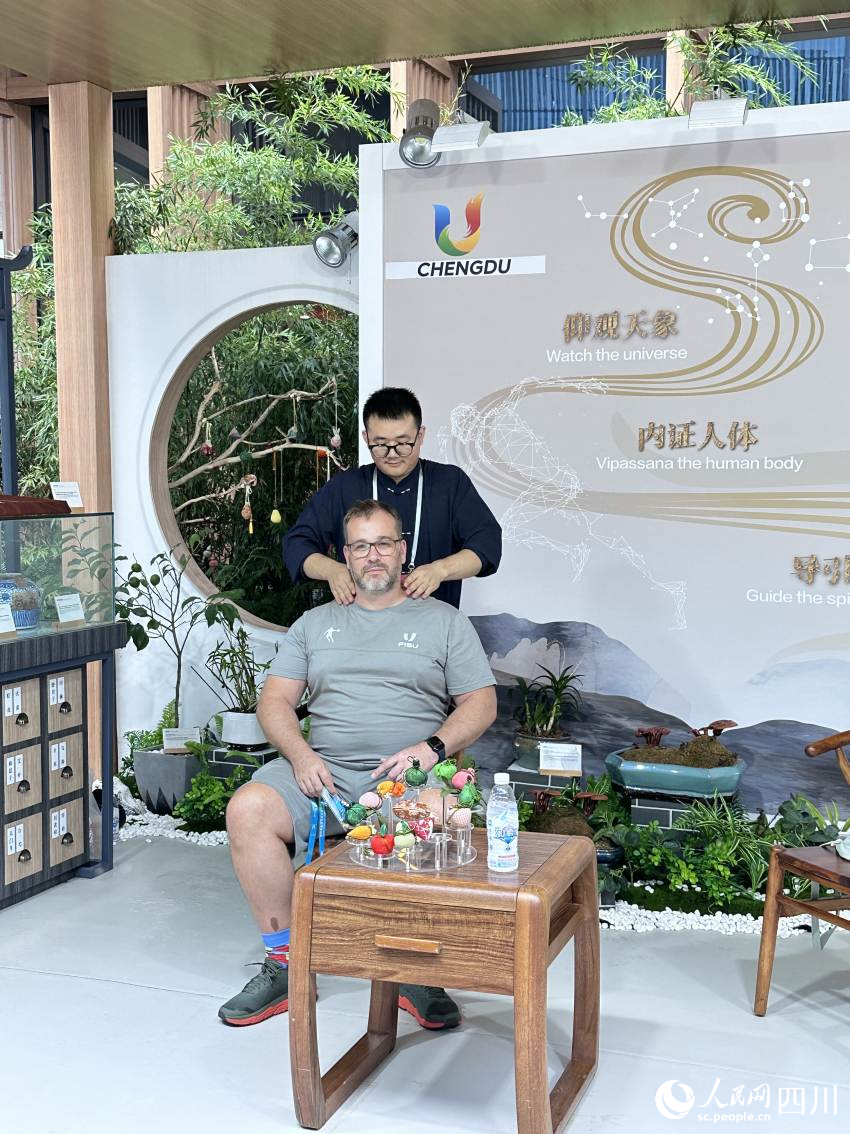 外國(guó)友人正在體驗(yàn)推拿。趙曉紅攝