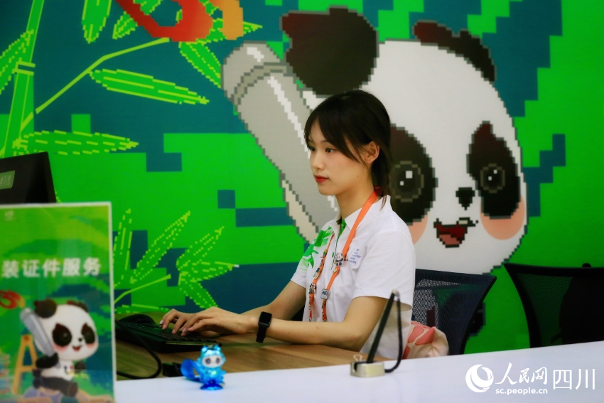 賽事期間，正在工作的志愿者顏宇辰。 人民網(wǎng)記者 朱虹攝