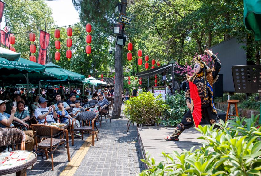 公園里的川劇變臉。成都大運(yùn)會(huì)執(zhí)委會(huì)供圖