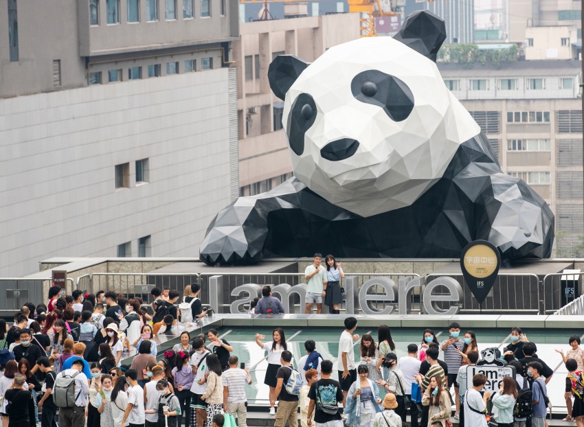市民游客與網(wǎng)紅爬墻熊貓合影打卡。成都大運(yùn)會(huì)執(zhí)委會(huì)供圖