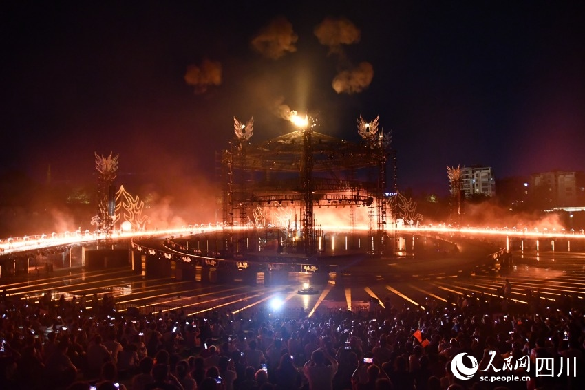2023年第八屆涼山彝族火把節(jié)開幕。人民網(wǎng)記者 王洪江攝