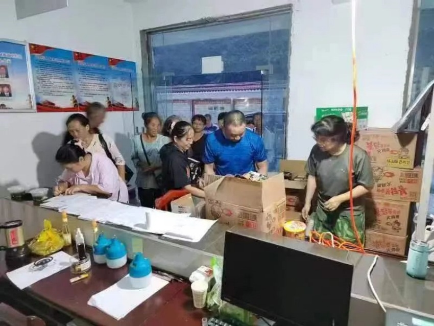雅安市石棉縣回隆鎮(zhèn)組織企業(yè)、群眾應(yīng)急避險。四川省應(yīng)急管理廳供圖