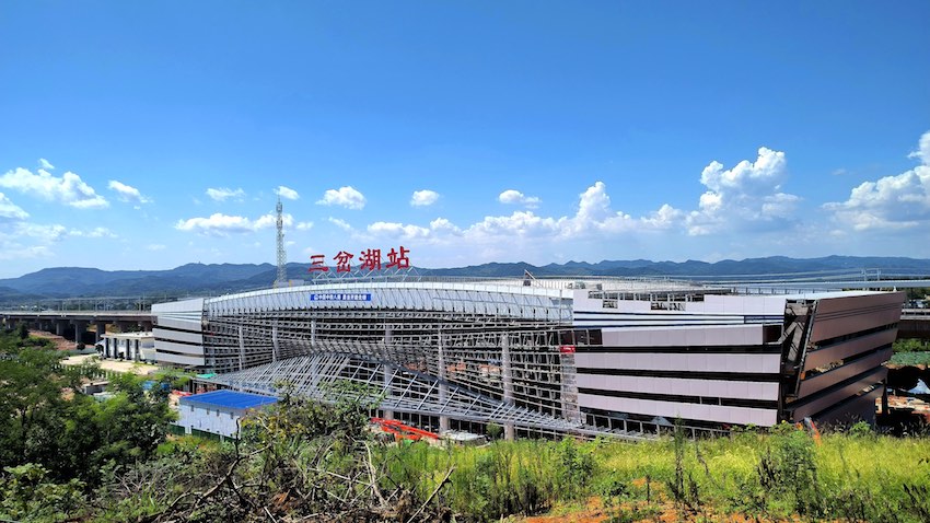 三岔湖站建筑整體設(shè)計(jì)以“太陽神鳥”為文化內(nèi)核，建筑造型如神鳥展翅與天府國際機(jī)場(chǎng)遙相呼應(yīng)。成蘭公司供圖