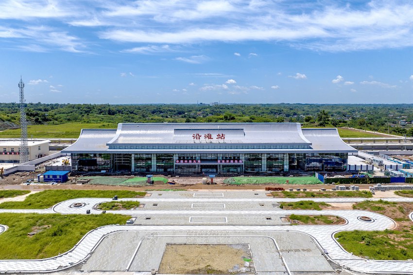 沿灘站站房整體建筑設(shè)計以“鹽晶體”及當?shù)孛窬訛殪`感來源。成蘭公司供圖