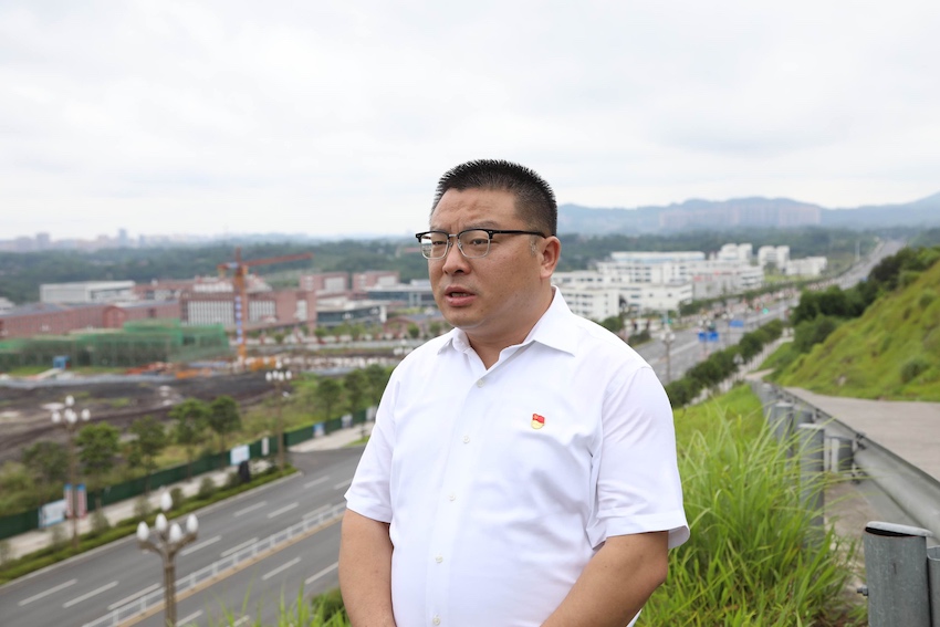 納溪區(qū)委書記譚榮兵接受專訪。納溪區(qū)文旅局供圖
