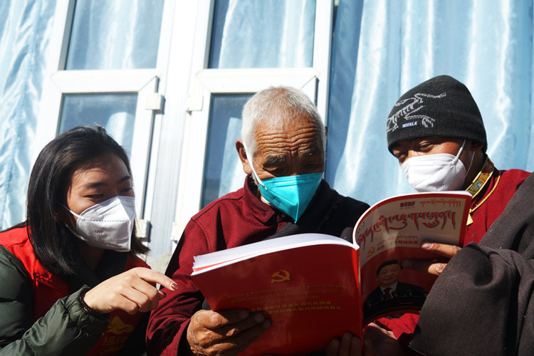 向老黨員宣講二十大精神。阿壩州委宣傳部供圖