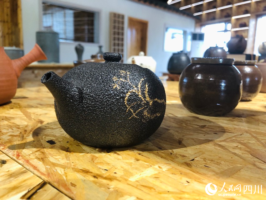 龍坡窯遺址博物館土陶制品。鄧蕓攝