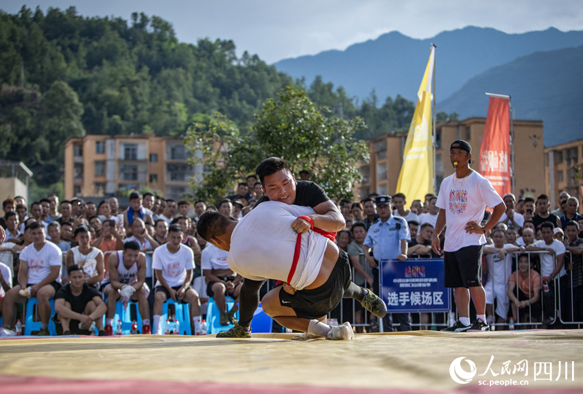 “格颯德”村級(jí)摔跤邀請(qǐng)賽現(xiàn)場。何為攝