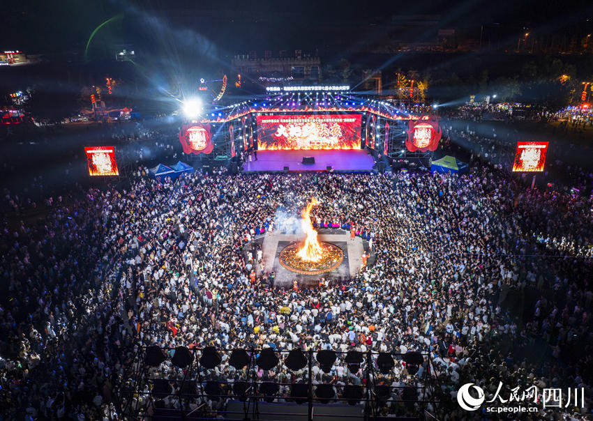 火把節(jié)“狂歡之夜”現(xiàn)場(chǎng)。何為攝 