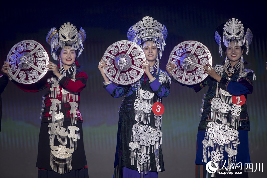 火把節(jié)選美大賽，佳麗們在展示才藝。何為攝