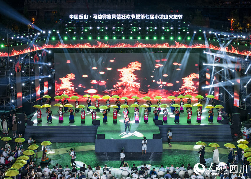 火把節(jié)選美大賽現(xiàn)場。何為攝