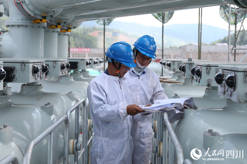 工人在月城Ⅱ500千伏開關站GIS無塵化工作小間檢查設備。人民網(wǎng) 王凡攝