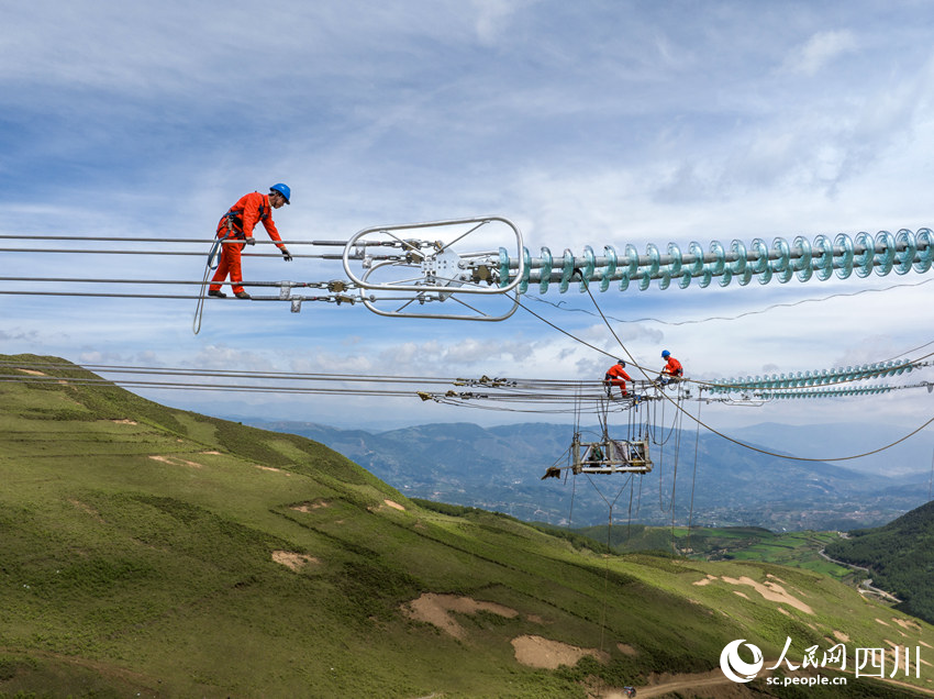 國網(wǎng)四川送變電公司電力工人在攀西電網(wǎng)優(yōu)化工程500千伏建敘線包1標段N1060號塔進行緊線及附件安裝工作。安偉攝