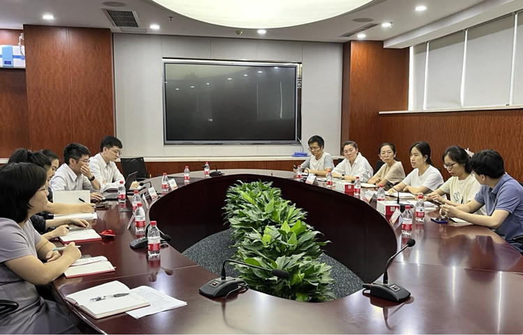 調(diào)研小組與典型銀行企業(yè)座談，積極了解企業(yè)發(fā)展?fàn)顩r和涉稅訴求。成都市稅務(wù)局供圖