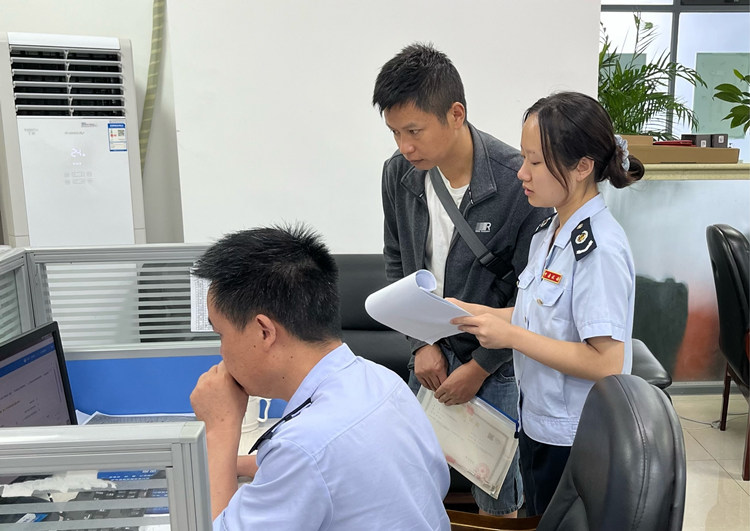 在蹲點(diǎn)調(diào)研地點(diǎn)，稅務(wù)干部積極為納稅人答疑解惑，講解稅費(fèi)政策。成都市稅務(wù)局供圖