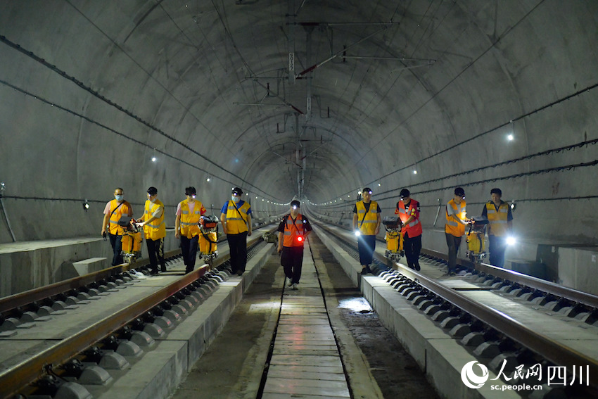 圖為成都高鐵工務(wù)段探傷工在成宜高鐵天府機(jī)場(chǎng)隧道檢查鋼軌。敬凡攝